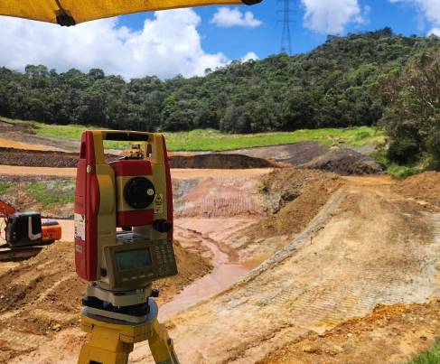 Ingenieros de Constructora Inteligente supervisando estructuras metálicas en obra civil