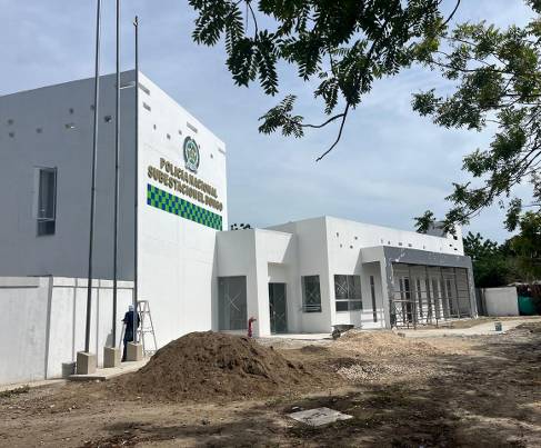 Ingenieros de Constructora Inteligente supervisando estructuras metálicas en obra civil