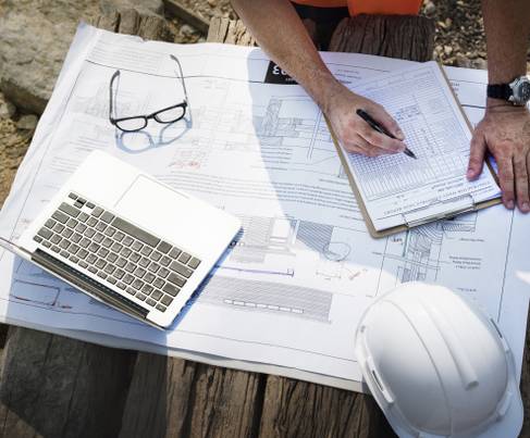 Ingenieros de Constructora Inteligente supervisando estructuras metálicas en obra civil