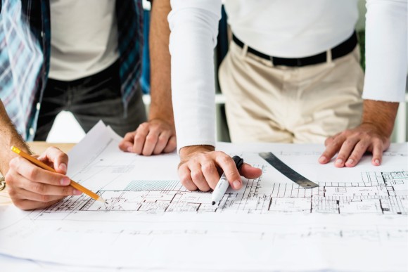 Alianza estratégica de Constructora Inteligente con profesionales revisando planos de proyectos en Rionegro, Antioquia