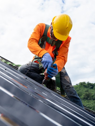 Trabajador de Constructora Inteligente realizando instalación en altura con equipo de seguridad